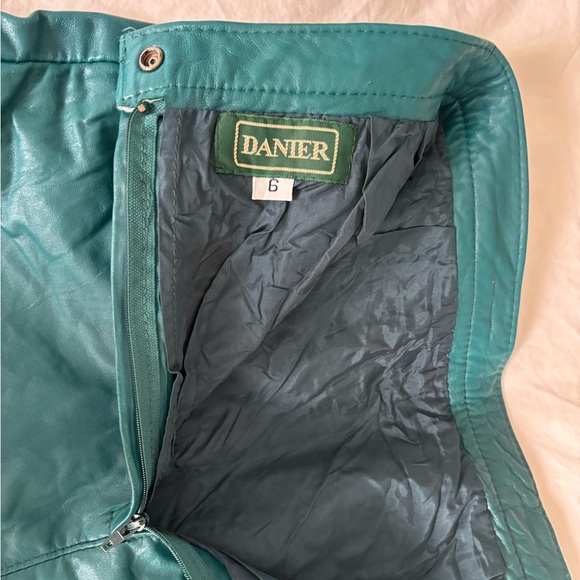 Vintage Danier - High-Waisted Two-Toned Green Genuine Leather Skirt - Size 6 - Picture 5 of 7
